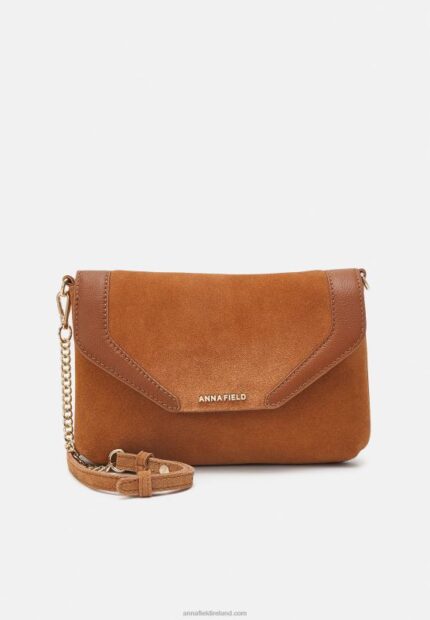 Z62T2410 Women Anna Field Leather Clutch Cognac