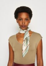 Z62T309 Women Anna Field Print T-Shirt Beige - Image 4