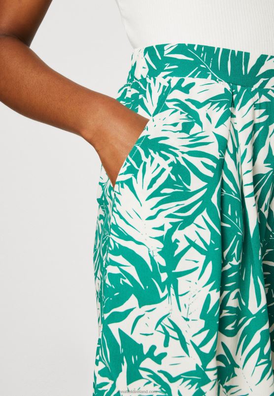 Z62T861 Women Anna Field Shorts Green/Off White